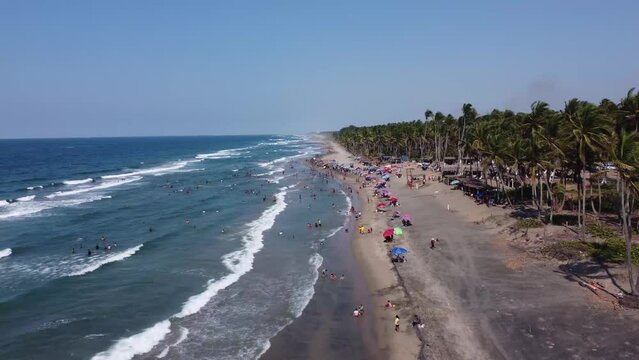 Vista a&eacute;rea de la playa. Hermosa playa, vista de drone, olas brillantes Toma a&eacute;rea , 4k  Aerial view of the beach,  the beach. Beautiful aerial beach, drone view, Aerial shot