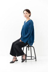 椅子に座る女性　カジュアル　全身