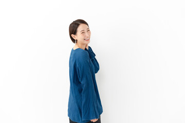 笑顔で振り返る女性
