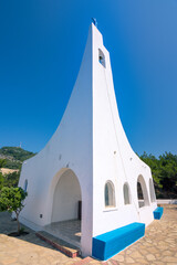 Obraz na płótnie Canvas White church in Potami beach with azure sea water, Samos island, Greece
