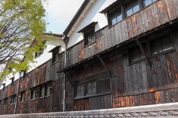 Fototapeta na wymiar 兵庫県伊丹市に残る古い木造の酒蔵 