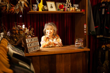 ビンテージショップオーナーのシニア女性ポートレート