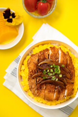 치킨까스 계란 덮밥이 놓여진 테이블을 위에서 본 모습