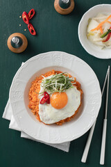 계란후라이가 얹어진 김치볶음밥이 차려진 상