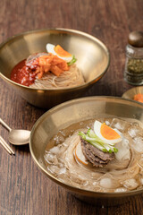 물냉면과 비빔냉면이 놓여진 테이블