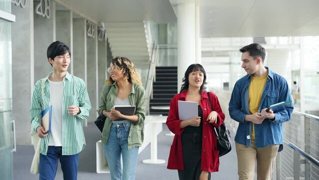 ロビーを歩く多国籍の若者グループ