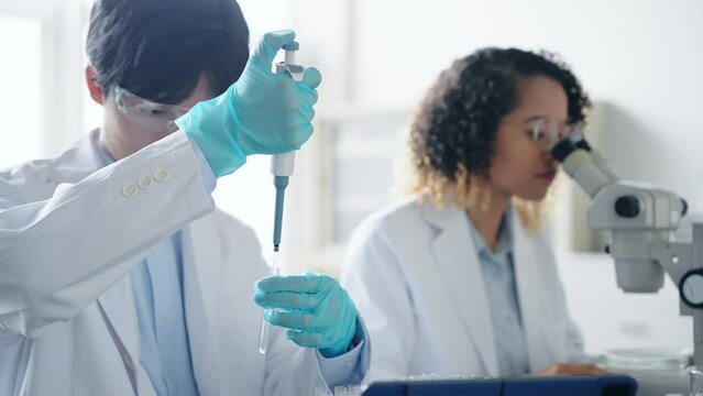 研究室で実験する白衣の男性
