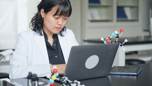 研究室で実験する多国籍研究者グループ
