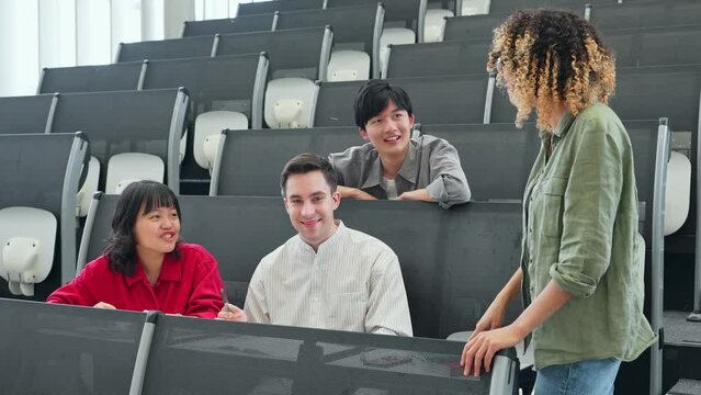 教室で会話する多国籍学生のグループ