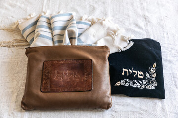 Tallit carrying bag with the Hebrew word "tallit"