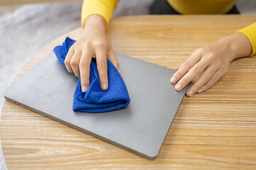 People are using laptop wipes on their desks, using cleaners and wipes on their desks, preventing germ buildup and reducing bacterial accumulation. Ideas for organizing and cleaning your desk.