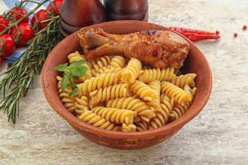 Roasted chicken leg with macaroni