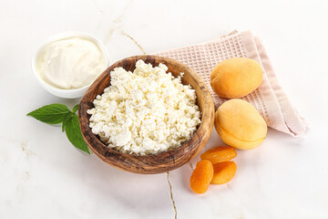 Cottage cheese with apricot and cream
