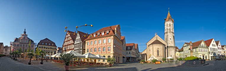 Panoramaansicht des Marktplatzes in der historischen Altstadt von Schwäbisch Gmünd mit Patrizierhäusern, der Johanniskirche und Straßencafes bei sonnigen Wetter und wolkenlosem Himmel - obrazy, fototapety, plakaty