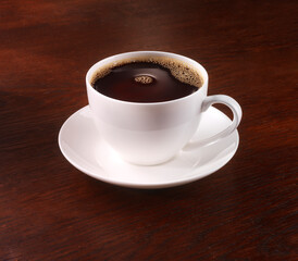 Kaffeetasse auf dunklem Holztisch