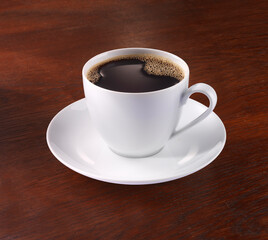 Kaffeetasse auf dunklem Mahagoniholzfond