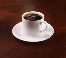 Kaffeetasse auf Holzfond