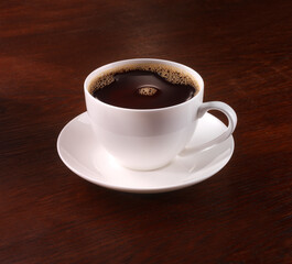 Kaffeetasse auf Mahagoniholztisch