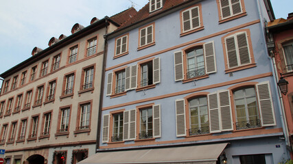 Fototapeta na wymiar old flat buildings in colmar in alsace (france)