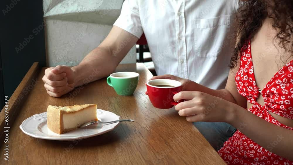 Poster Couple spending time together in cafeteria, closeup