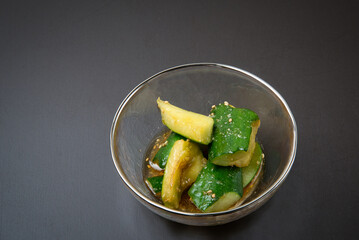 ごま油を使った甘酸っぱい中華風きゅうりの漬物