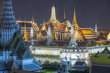 Naklejka premium Aerial view of the Temple of the Emerald Buddha grand palace, most famous landmark of Bangkok, Thailand 