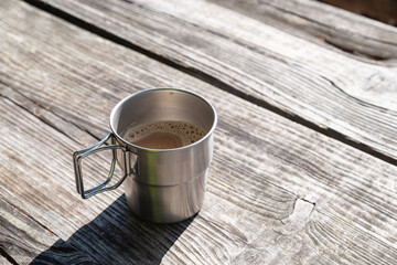 屋外で飲むコーヒー