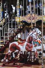 Fototapeta na wymiar Cheval en bois coloré dans un carrousel ancien