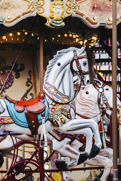Cheval en bois coloré dans un carrousel ancien