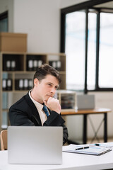 Naklejka premium Business man sitting at his desk in the office.