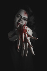 Chica con maquillaje vampírico y sangre artificial para Halloween
