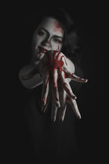 Chica con maquillaje vampírico y sangre artificial para Halloween