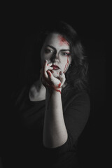 Chica con maquillaje vampírico y sangre artificial para Halloween