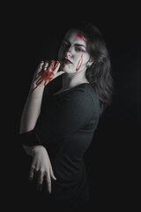 Fototapeta na wymiar Chica con maquillaje vampírico y sangre artificial para Halloween