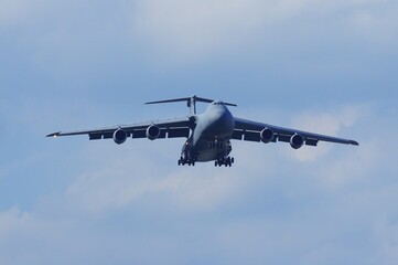 着陸するC-5Msupergalaxy