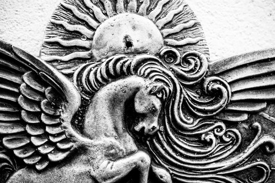Element d&eacute;coratif en c&eacute;ramique repr&eacute;sentant le cheval ail&eacute; p&eacute;gase