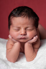 Bebé recién nacido dormido, pose mona adorable, concepto newborn