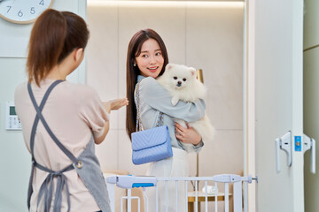 한국 포메라니안 강아지 애완견 애완동물 펫샵 미용실 출입구 앞에서 강아지를 안고 있는 견주 고객 손님과 대화 나누는 모습