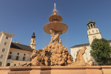 Barocke Pracht in Salzburg; Residenzplatz mit Residenzbrunnen