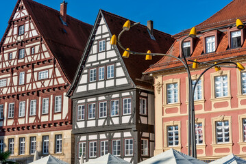 Fototapeta na wymiar Häuserensemble von drei alten Patrizierhäusern am Marktplatz in der historischen Altstadt von Schwäbisch Gmünd