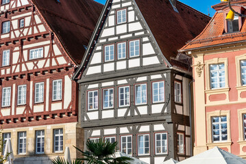 Häuserensemble von drei alten Patrizierhäusern am Marktplatz in der historischen Altstadt von...