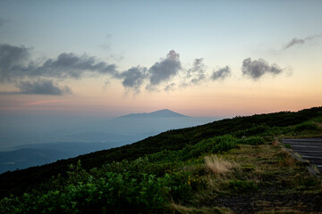 夜明け前の月山八合目からの鳥海山