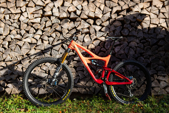 Mountain Bike an Holzwand gelehnt