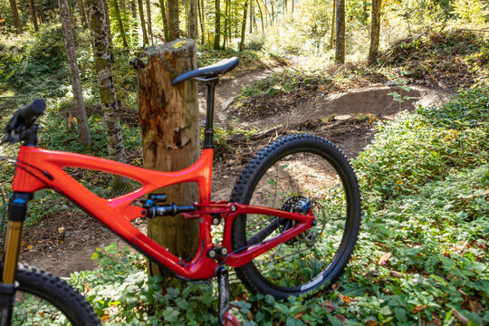 Mountain Bike unscharf im Vordergrund, im Hintergrund diev Abfahrtspiste