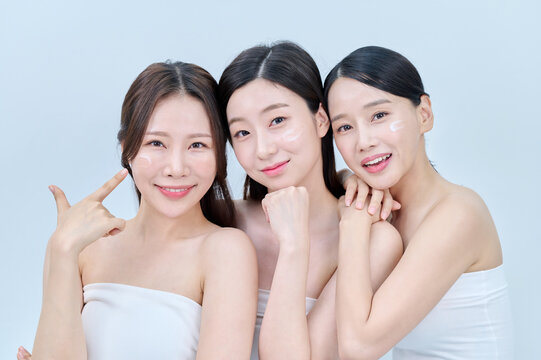 아시아 한국의 검은머리의 젊은 여자 모델 3명이 브라탑을 입고 여러가지 표정과 포즈를 취하고 있다. 