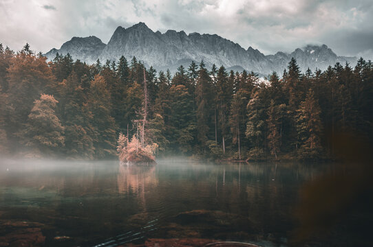 Badersee im Wettersteingebirge mit Zugspitze.