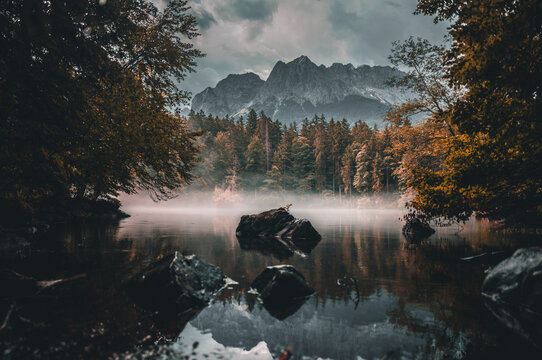 Badersee im Wettersteingebirge mit Zugspitze.