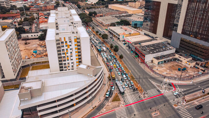 Cruzamento de trânsito na região da Barra funda na cidade de São Paulo captada do alto por um...