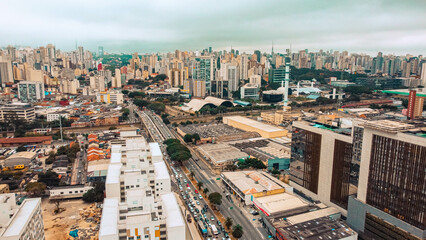 Fototapeta premium Visão aérea do trafégo de veículos na região da Barra funda na cidade de São Paulo captada do alto por um drone.