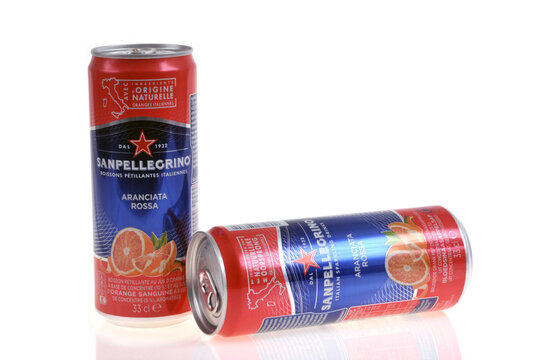 Canettes de boissons p&eacute;tillantes saveur orange sanguine de la marque Sanpellegrino en gros plan sur fond blanc